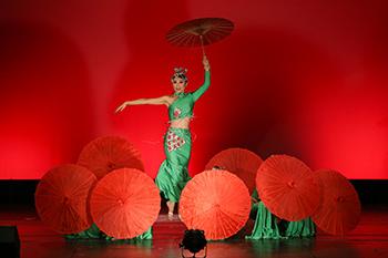罗彻斯特中国舞蹈团的成员们正在表演一个名为, 'Red is Red, 绿色就是绿色”.