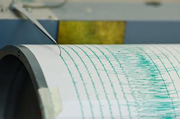 罗彻斯特大学的地震仪记录了8级地震.2011年3月11日发生在日本海岸附近的9级地震.